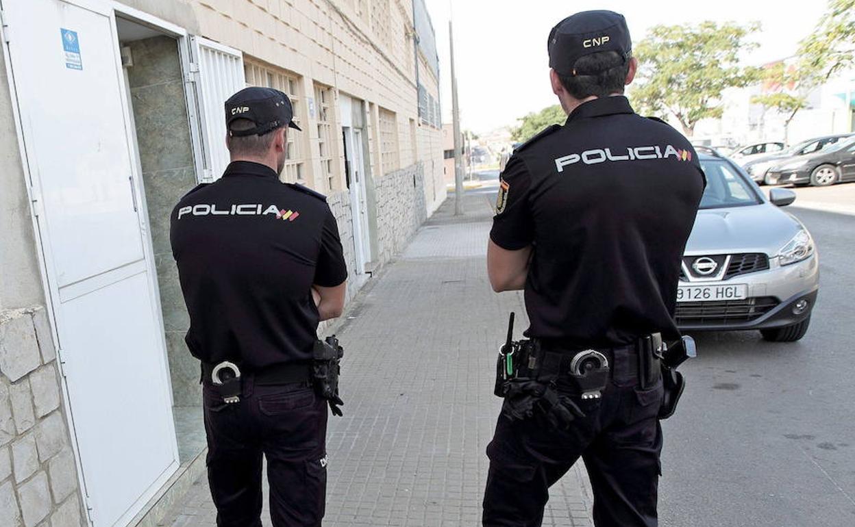 Agentes de la Policía Nacional, de espaldas, en una imagen de archivo. 