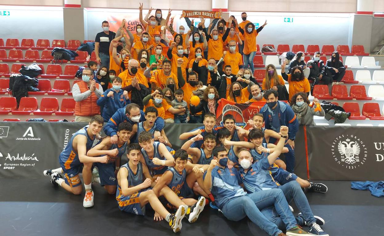 El infantil del Valencia Basket posa junto a sus familiares tras ganar el bronce de la Minicopa contra el Betis. 