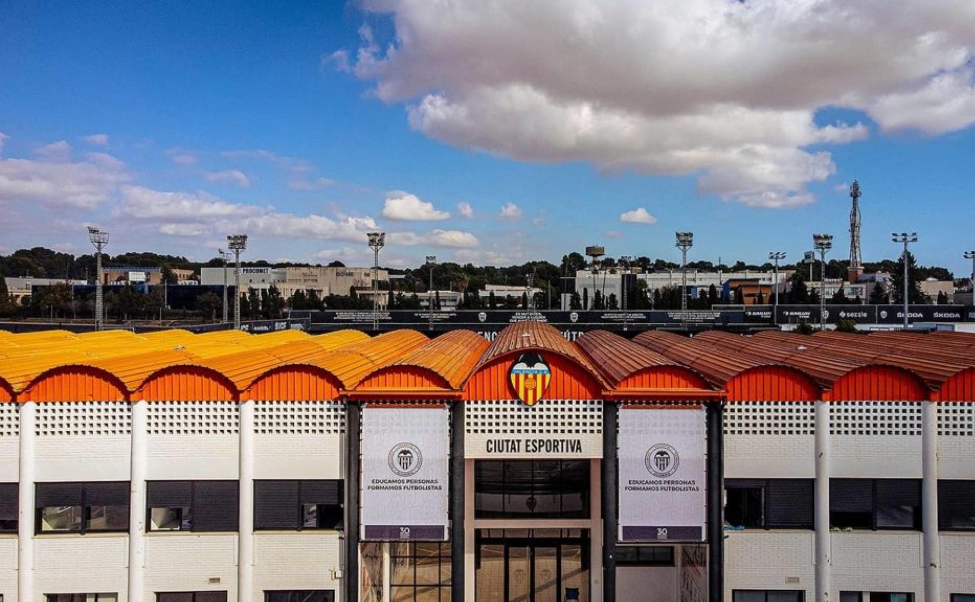 La Academia es un centro de formación de futbolistas y también de personas, cada año en la ciudad deportiva se entrenan 442 niños y niñas. 