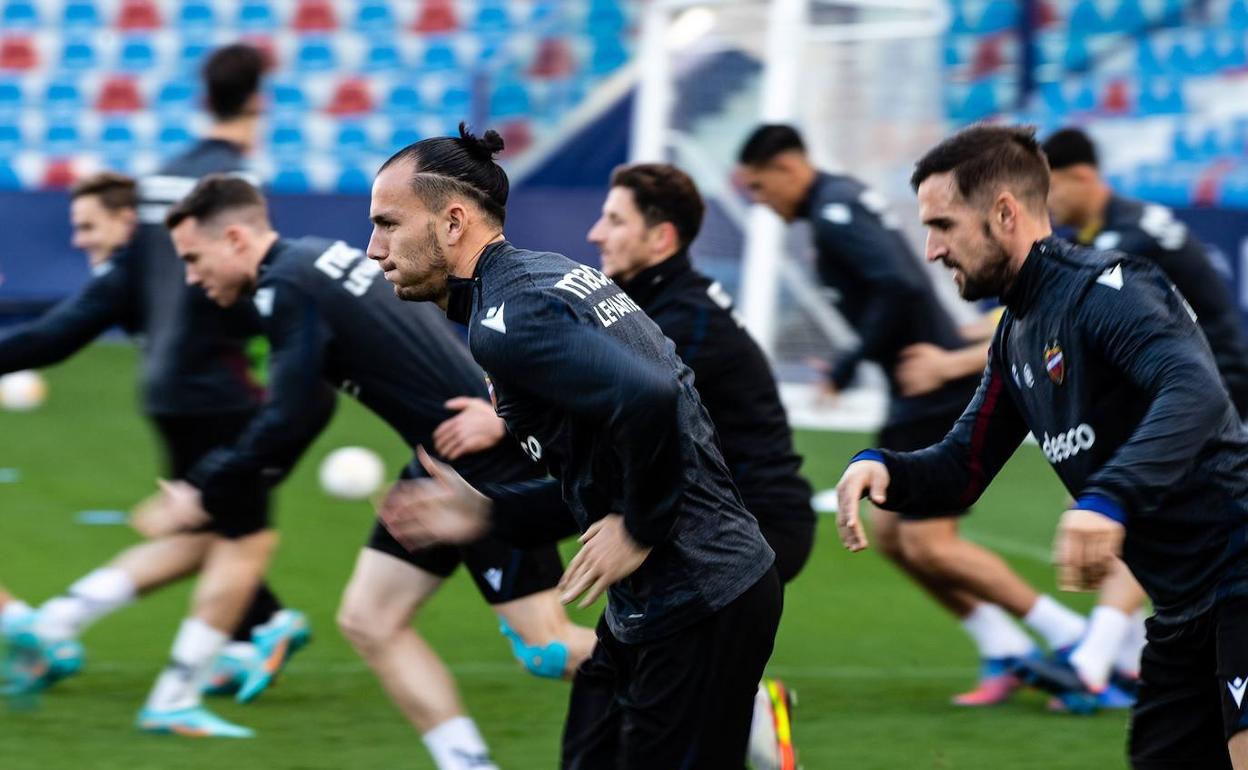 Los jugadores del Levante, durante el último entrenamientoen el Ciutat de Vaència