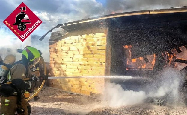 Imagen principal - Imágenes de la intervención de los bomberos este domingo en el chalé de Pinoso. 