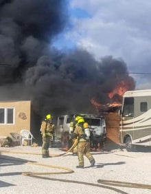 Imagen secundaria 2 - Imágenes de la intervención de los bomberos este domingo en el chalé de Pinoso. 