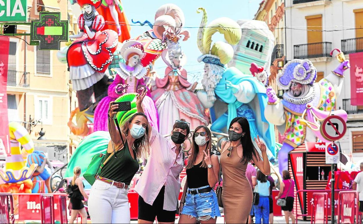 Un grupo de turistas se fotografía en Convento en las Fallas del pasado septiembre.