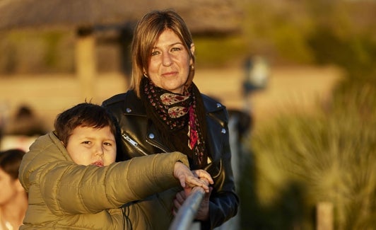 Lucía junto a su hijo Antonio, de 8 años, ya recuperado tras el trasplante de corazón que le salvó la vida.