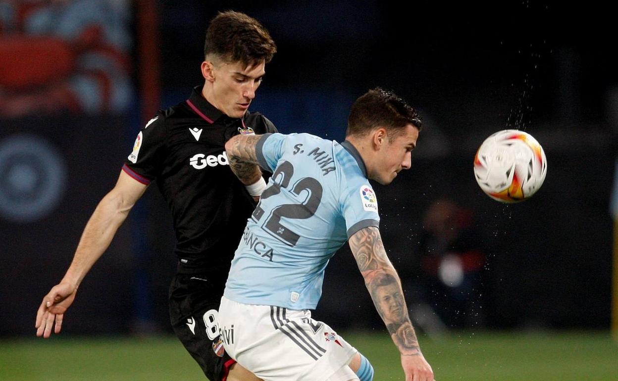 Pepelu presionando a Santi Mina, durante el partido en Balaídos