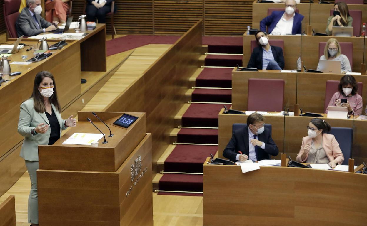 La portavoz de Vox en Les Corts, Ana Vega, con la vicepresidenta Oltra en su escaño