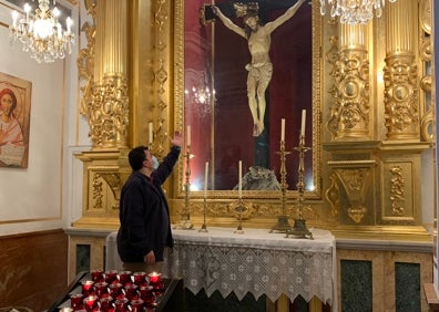 Imagen secundaria 1 - Breco y Puig en la nave central de la iglesia de Rafelcofer. Bajo, Breco muestra el altar del Cristo, donde estaba oculto el 'bocaport'; al lado una imagen del Cristo que fue quemado en la Guerra, junto a dos vecinas de la población hace más de un siglo. 