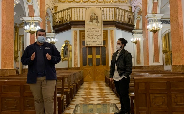 Imagen principal - Breco y Puig en la nave central de la iglesia de Rafelcofer. Bajo, Breco muestra el altar del Cristo, donde estaba oculto el 'bocaport'; al lado una imagen del Cristo que fue quemado en la Guerra, junto a dos vecinas de la población hace más de un siglo. 