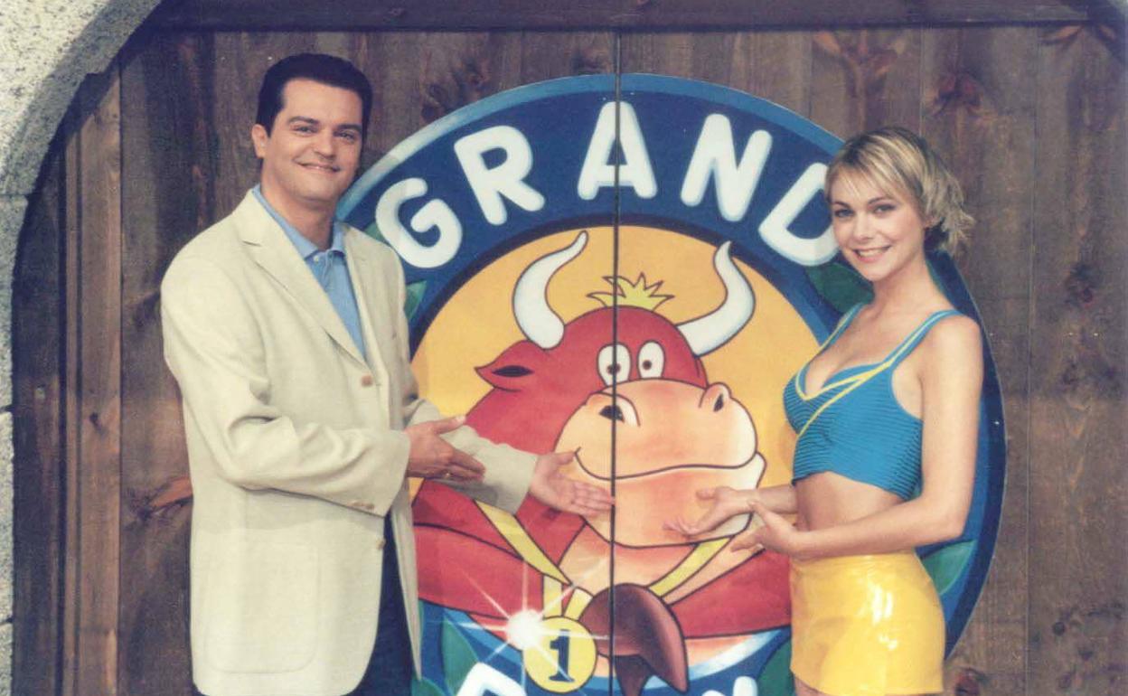 Ramón García y Julia Alfaro posan ante el logotipo del programa 'Grand Prix'. 