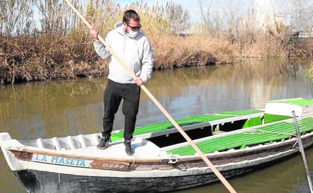 Los paseos. Eduardo es un joven de El Palmar que da paseos en barca a los turistas por el lago.