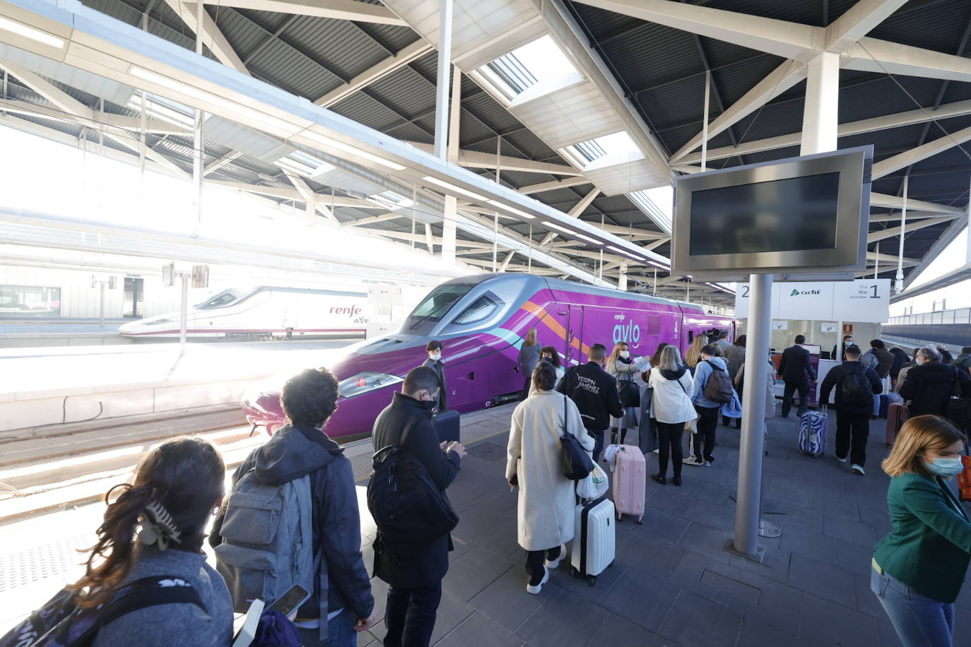 El primer tren de Avlo llega a Valencia.