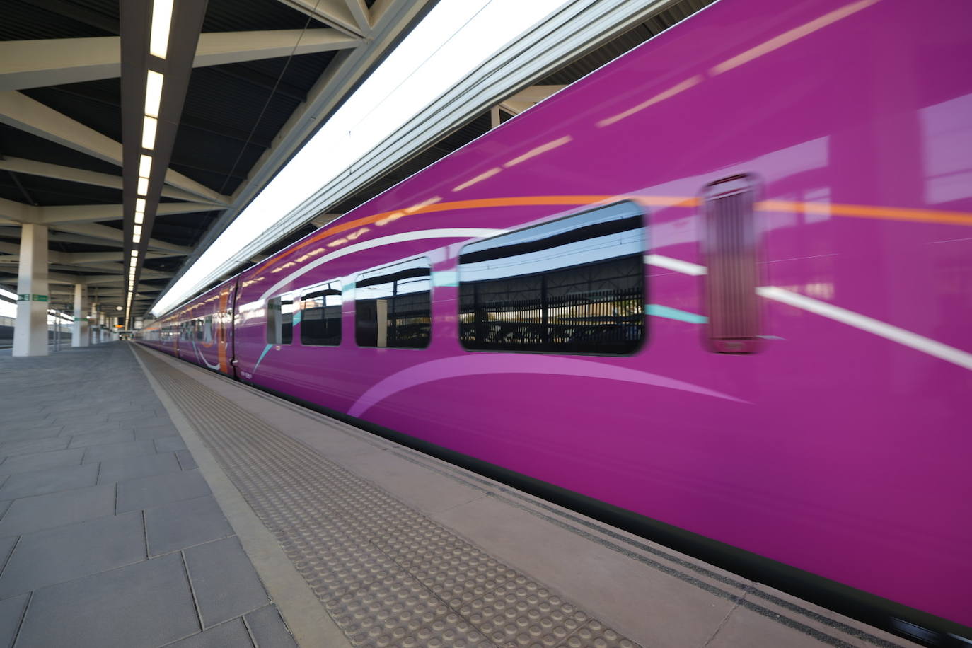 El primer tren de Avlo llega a Valencia.