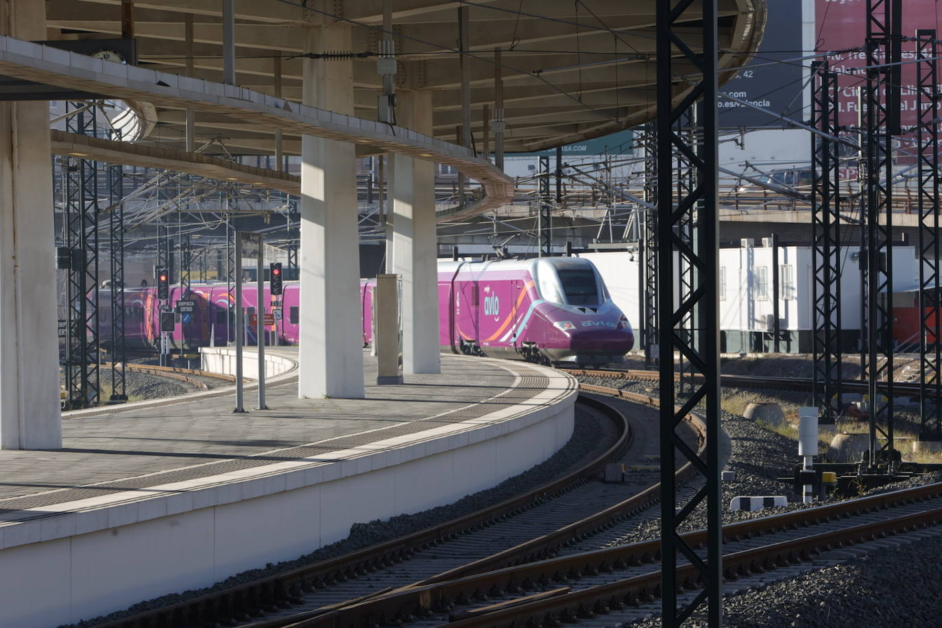 El primer tren de Avlo llega a Valencia.