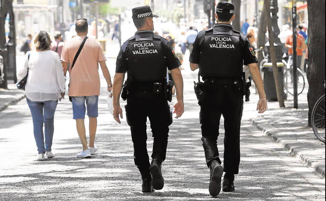 Dos agentes de la Policía Local de Valencia, en el centro de la ciudad. 