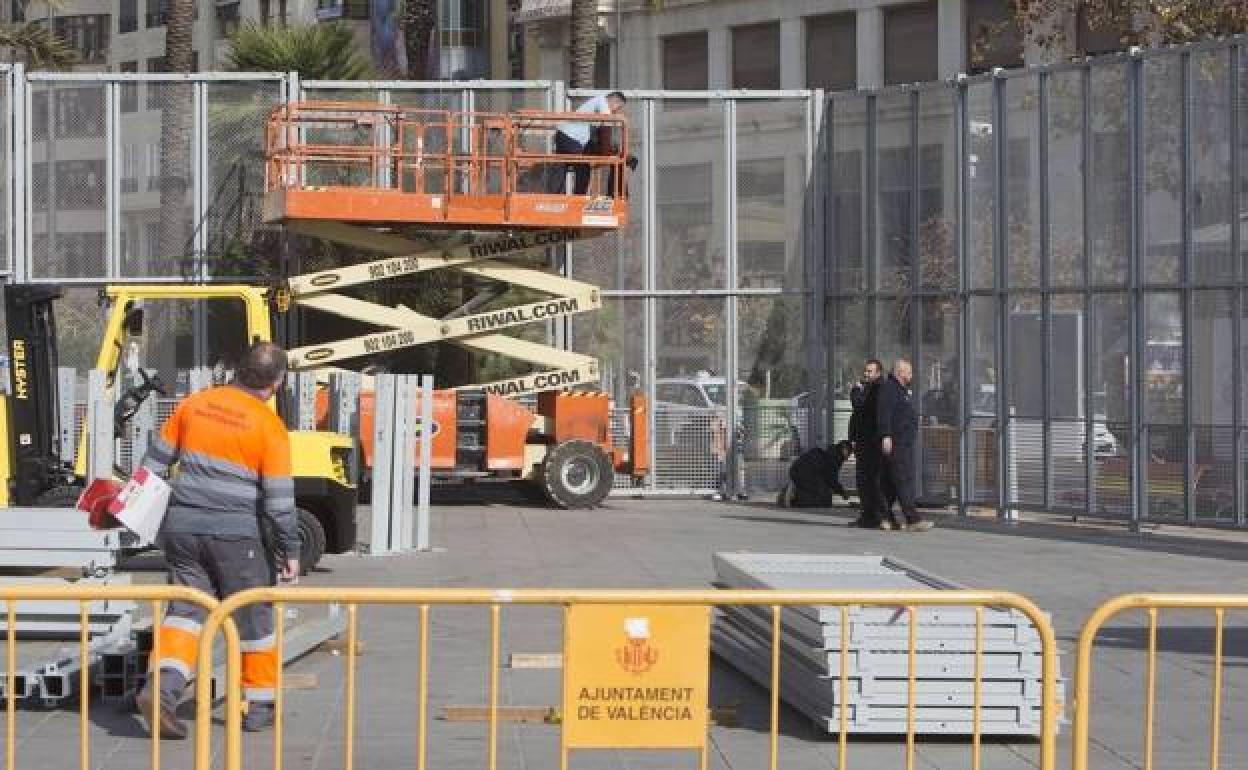 Montaje del vallado de la plaza del Ayuntamiento donde se celebran las mascletaes.