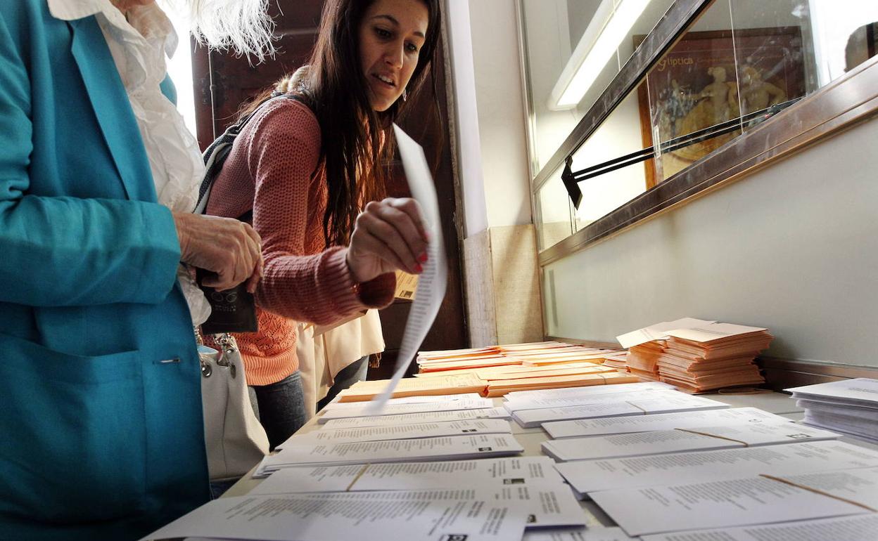 Papeletas electorales en un colegio de Valencia 