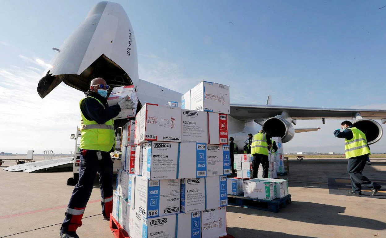 Operarios descargan material sanitario de un avión aterrizado en Manises en abril de 2020. 
