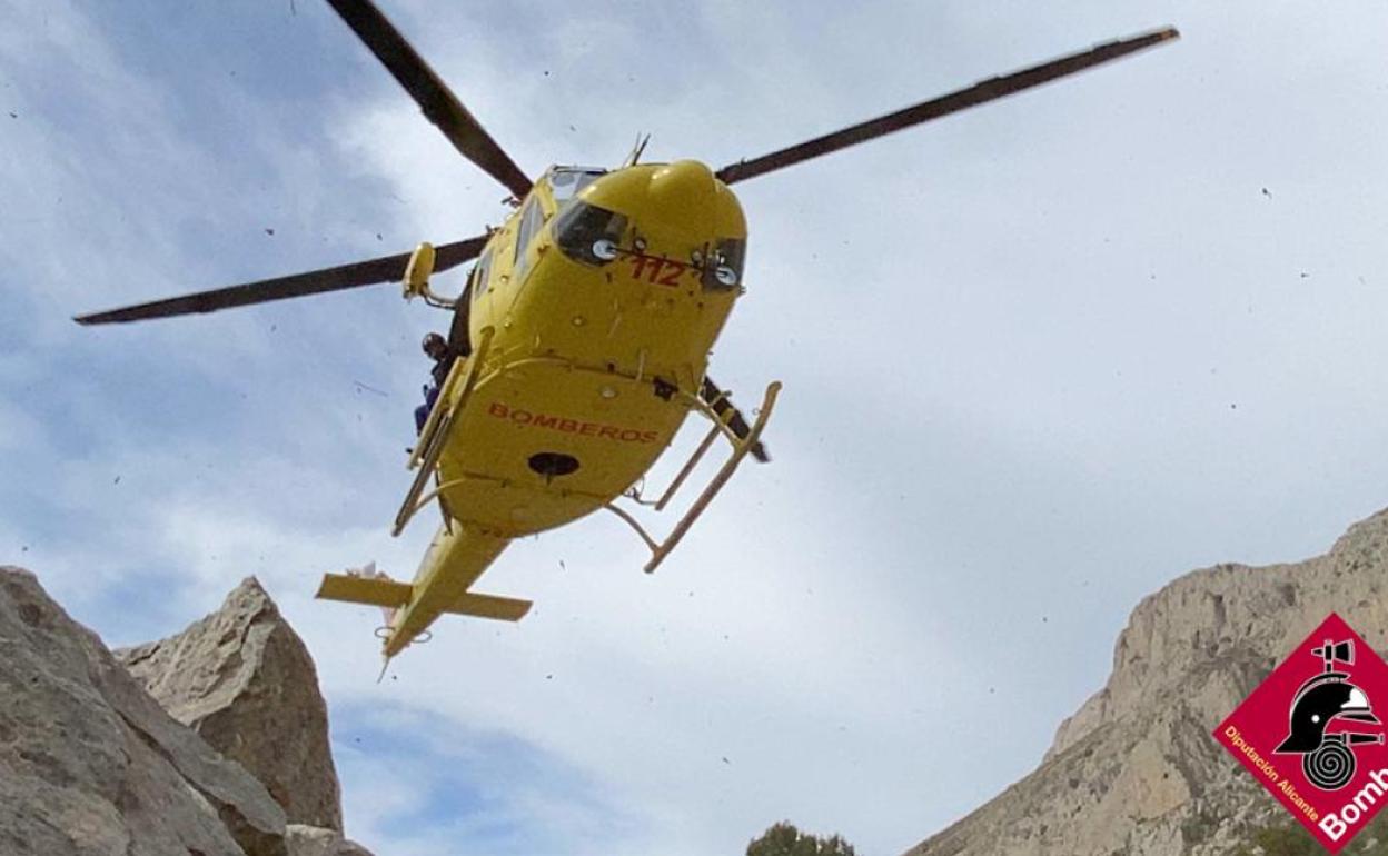 El helicóptero de los bomberos a su llegada al lugar de los hechos