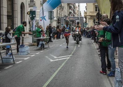 Imagen secundaria 1 - Marató bp Castelló | De una propuesta guardada en un cajón a una cita que conquista el planeta running