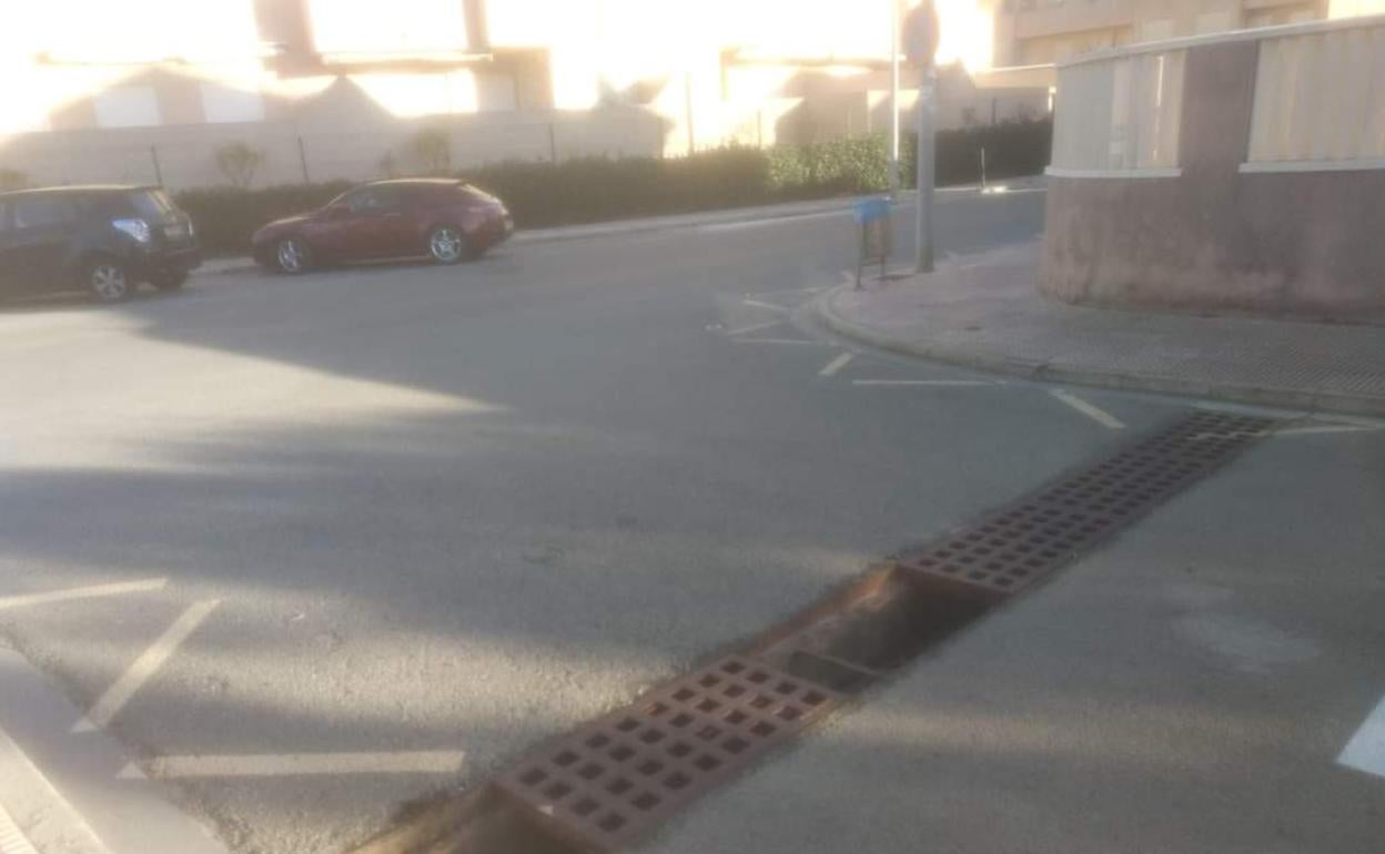 Unas de las rejillas robadas en la calle de Cullera. 