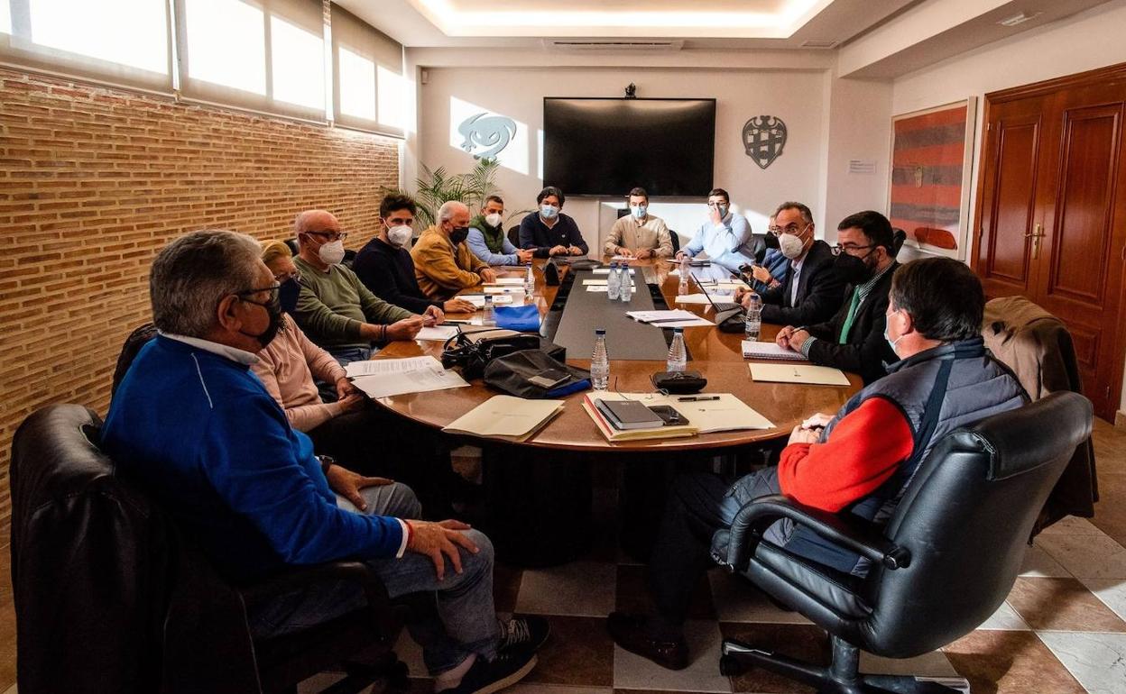 La comisión ejecutiva de la Fundación del Levante, reunida ayer con el grupo Levante Somos Todos.