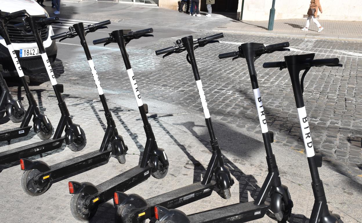 Este mes de febrero se ha puesto en marcha en Alcoi un sistema de alquiler de patinetes. 