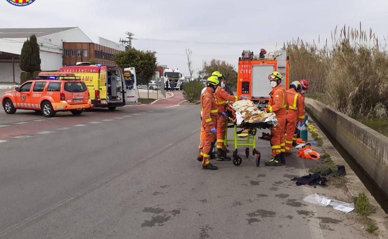 Los bomberos en el rescate del herido. 