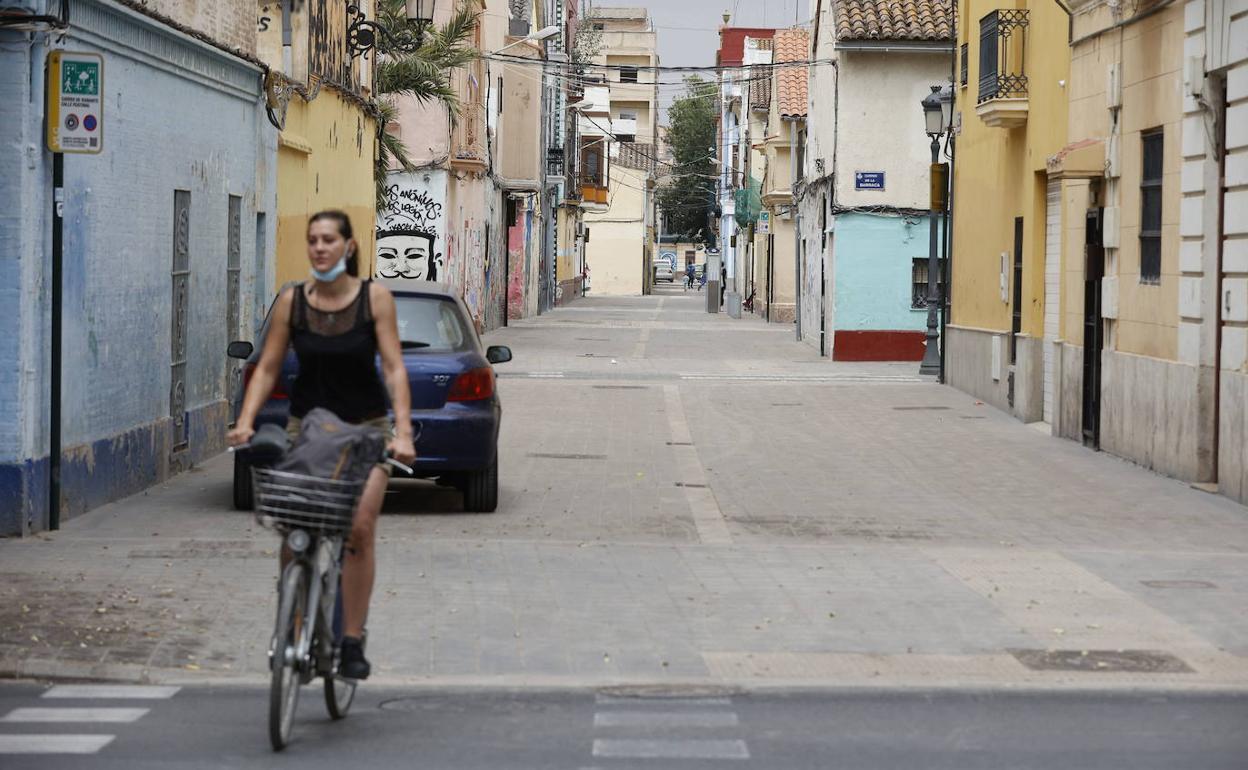 Una joven circula por una calle del 