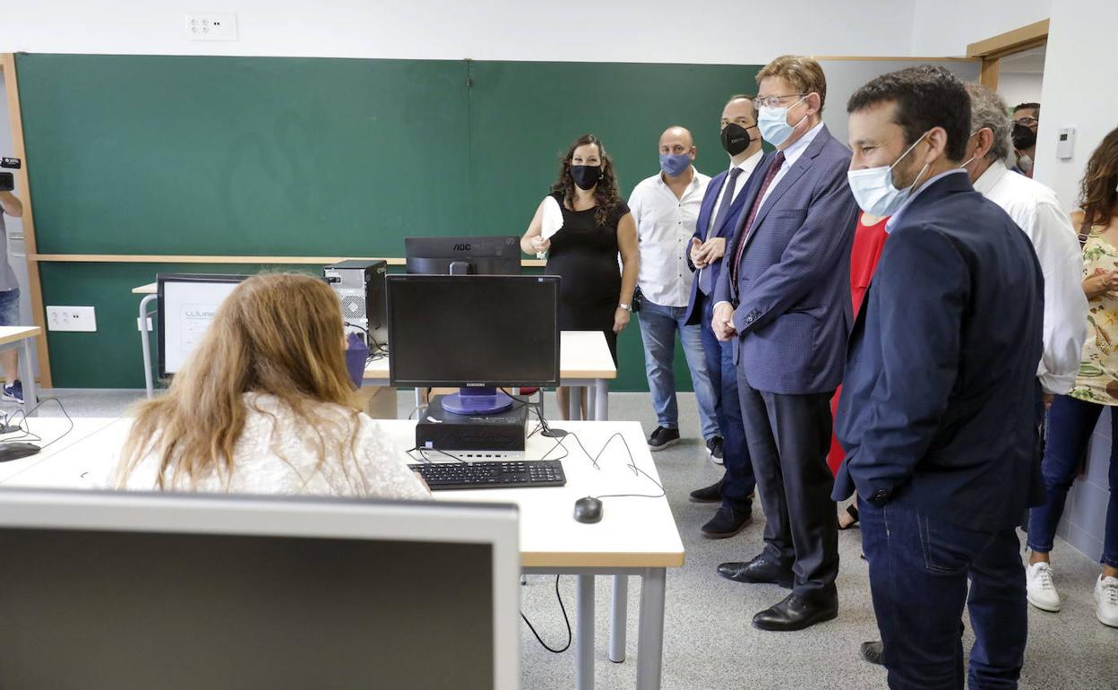 Puig y Marzà durante una visita a un centro educativo. 