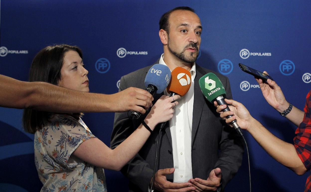 Elio Cabanes, ante los medios de comunicación. 