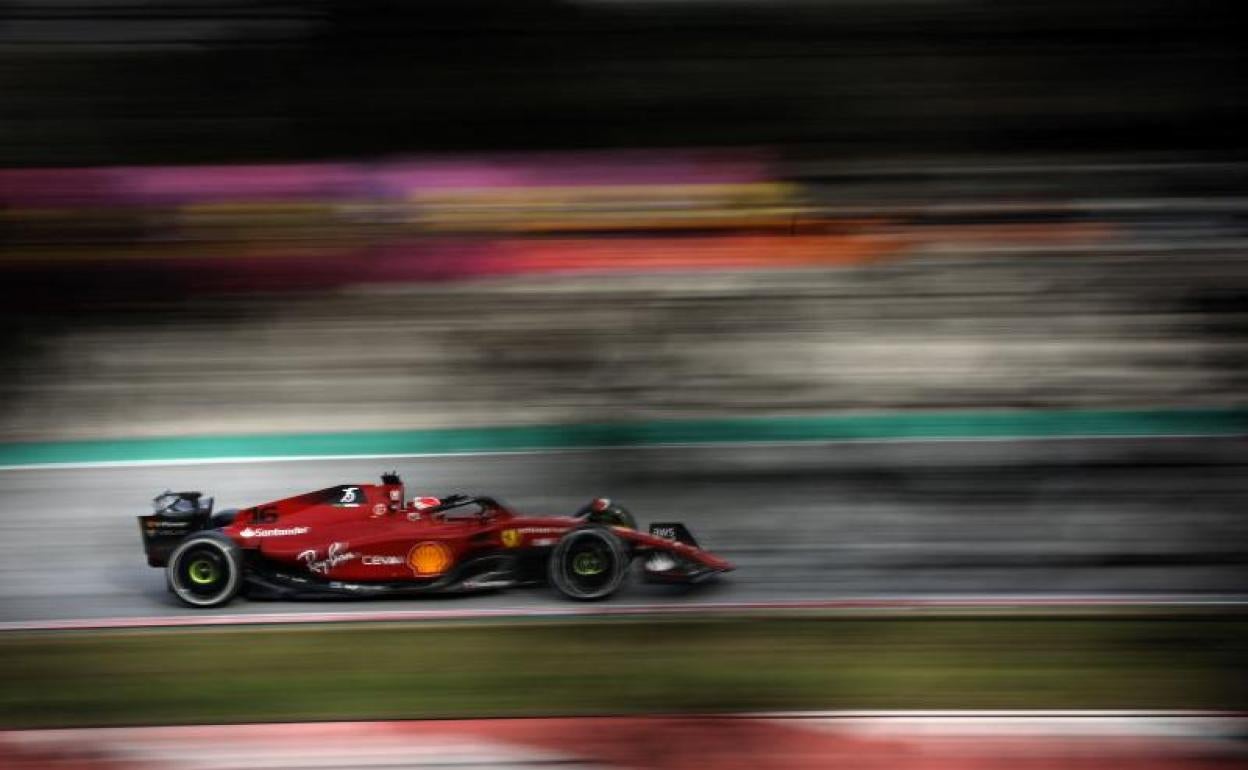 El Ferrari de Charles Leclerc, en el circuito de Montmeló. 