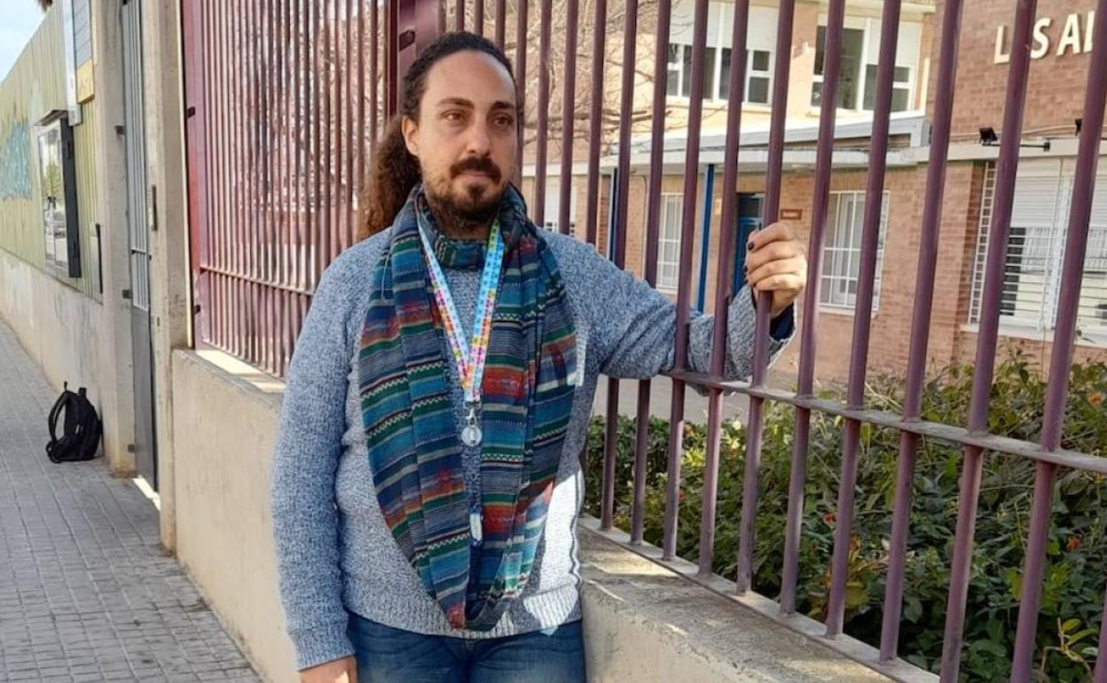 Miquel Álvarez, junto a la puerta de acceso al instituto de Bétera. 