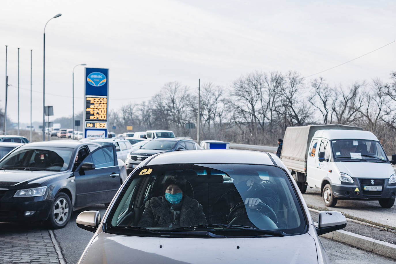 Rusia ataca la región del Donbass y los ciudadanos emprenden una huida masiva al tiempo que vacían los supermercados y llenan los depósitos de gasolina. 