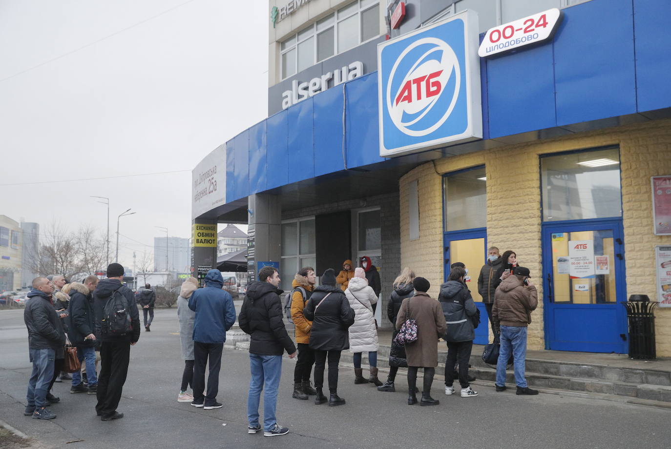 Rusia ataca la región del Donbass y los ciudadanos emprenden una huida masiva al tiempo que vacían los supermercados y llenan los depósitos de gasolina. 