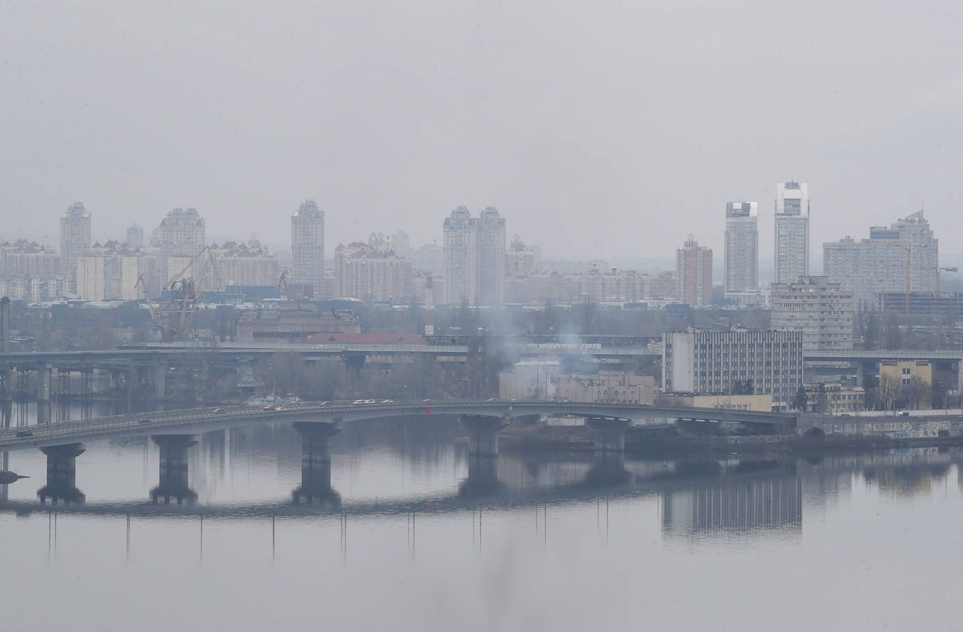 Rusia ataca la región del Donbass y los ciudadanos emprenden una huida masiva al tiempo que vacían los supermercados y llenan los depósitos de gasolina. 