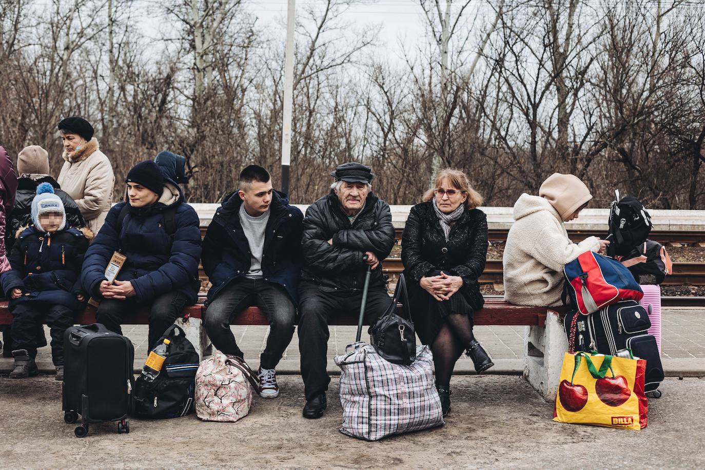 Rusia ataca la región del Donbass y los ciudadanos emprenden una huida masiva al tiempo que vacían los supermercados y llenan los depósitos de gasolina. 