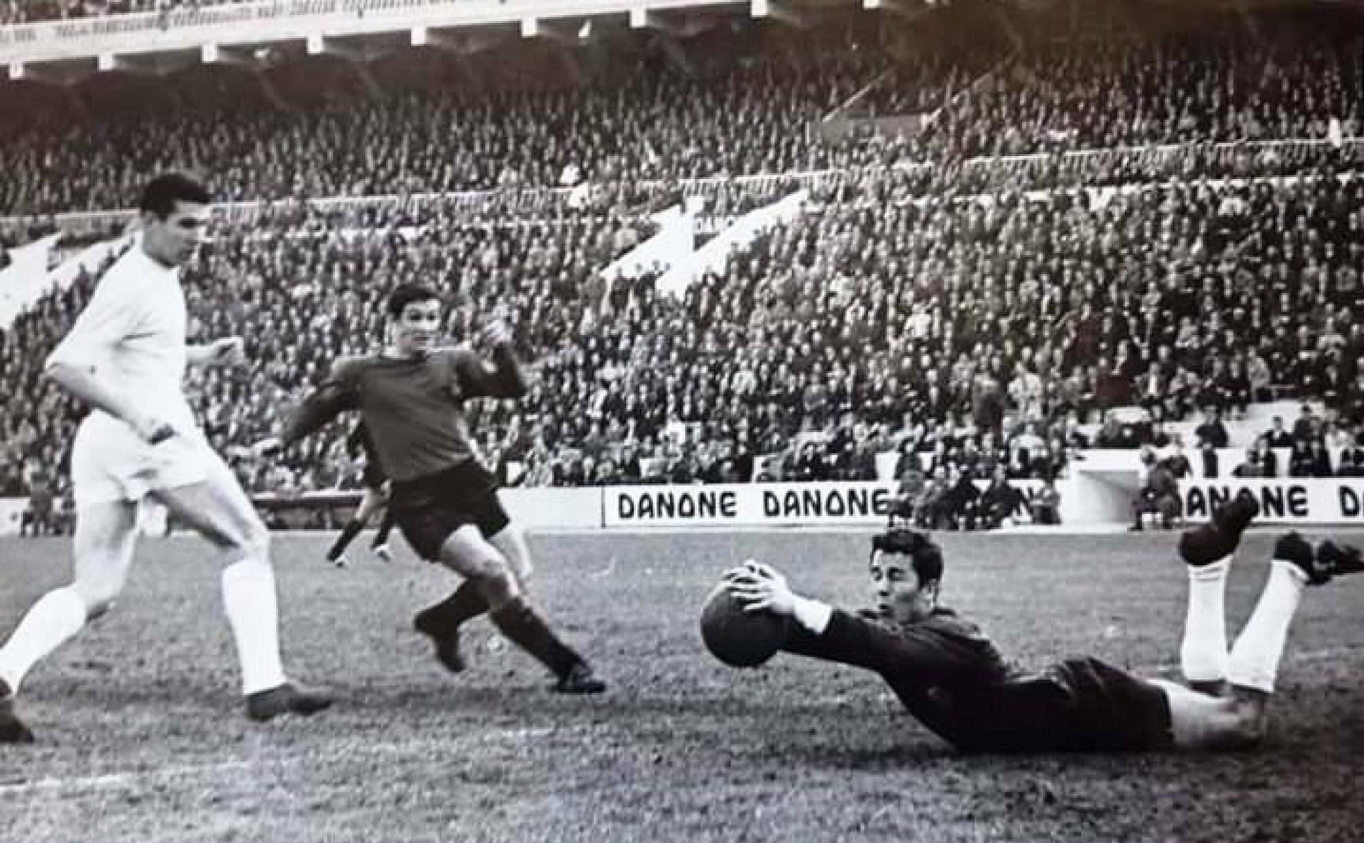 Partido jugado por el Valencia en el Luis Sitjar en la temporada 65-66. En la imagen aparecen el portero Ñito y Paquito.