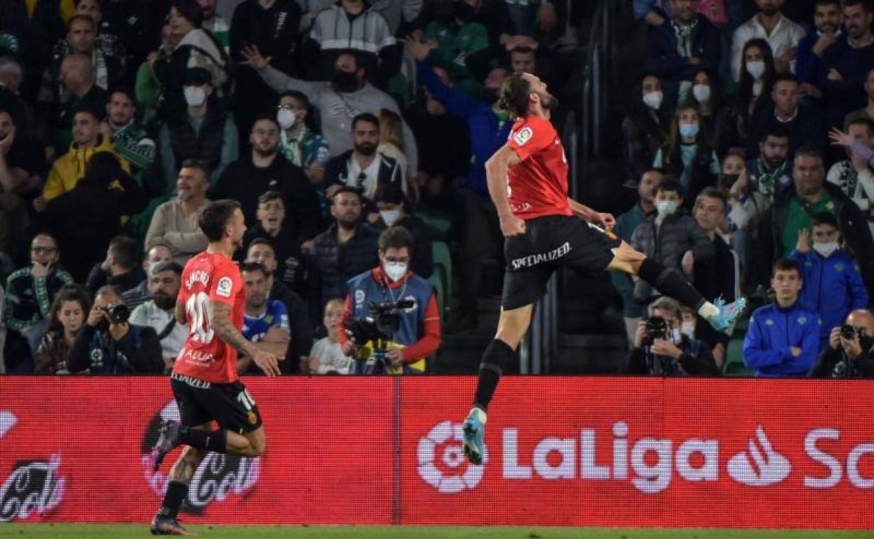Muriqi celebra su gol frente al Betis