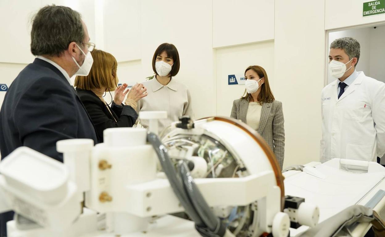 La ministra Diana Morant y la CEO de Ascires Grupo Biomédico, Lorena Saus, con la tecnología Neuro-HIFU para tratar sin cirugía el temblor esencial, en la Clínica Biomédica Ascires Universitats.