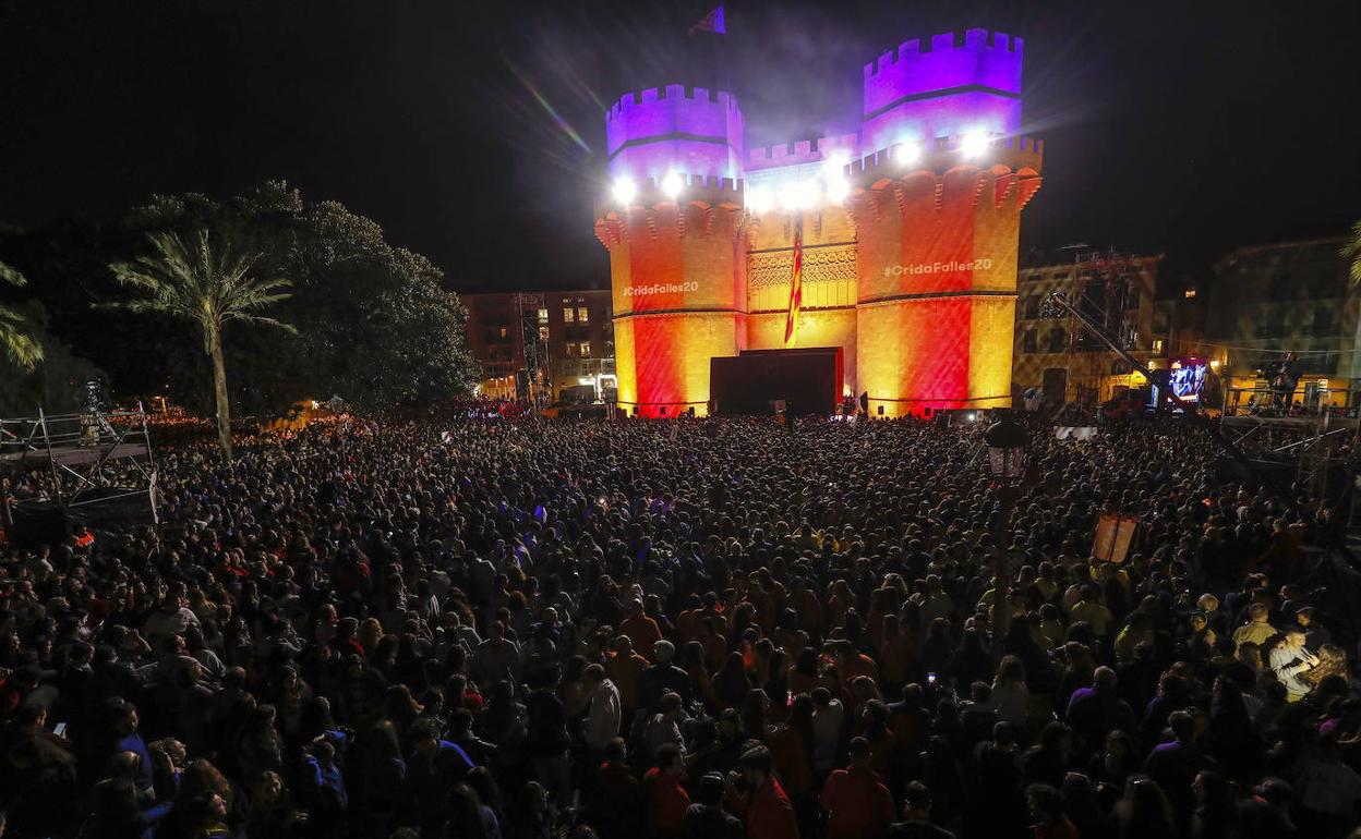 Celebración de una Crida, a los pies de las torres de Serranos. 