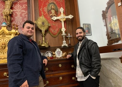 Imagen secundaria 1 - Puig y Breco muestran una imagen del cristo que se quemó en la Guerra Civil, arriba. Abajo, los jóvenes junto a parte del patrimonio de la iglesia de Rafelcofer y a la derecha un detalle del dedo que recogió Lola 'La Monja'. 