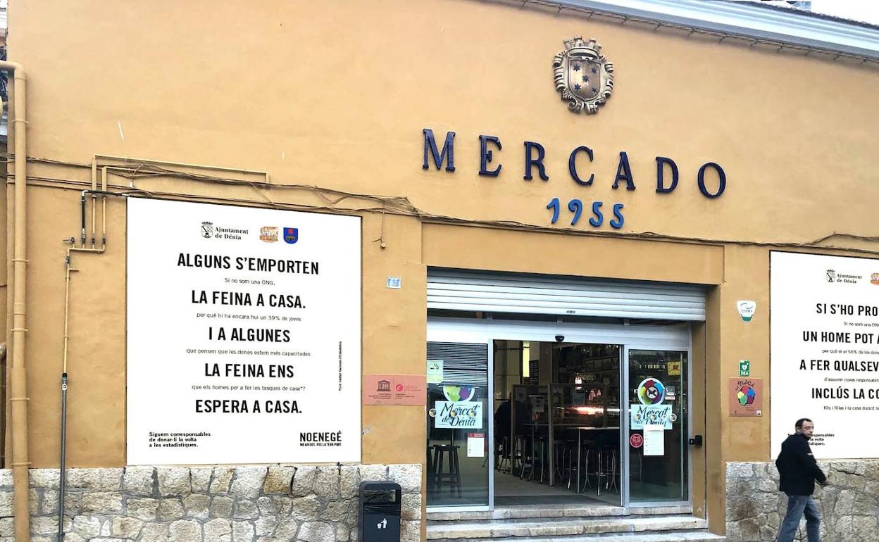 Las lonas de la campaña 'Corresponsables' instaladas en el Mercat Municipal de Dénia. 
