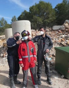 Imagen secundaria 2 - La Nucía: Práctica de equipos de rescate canino | Los alumnos del IES de La Nucía, ‘víctimas’ para los mejores equipos de rescate caninos de España