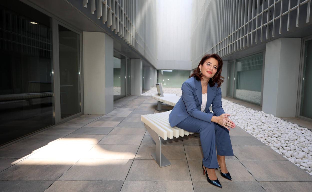 Hortensia Roig, en una terraza interior de EDEM Escuela de Empresarios. 