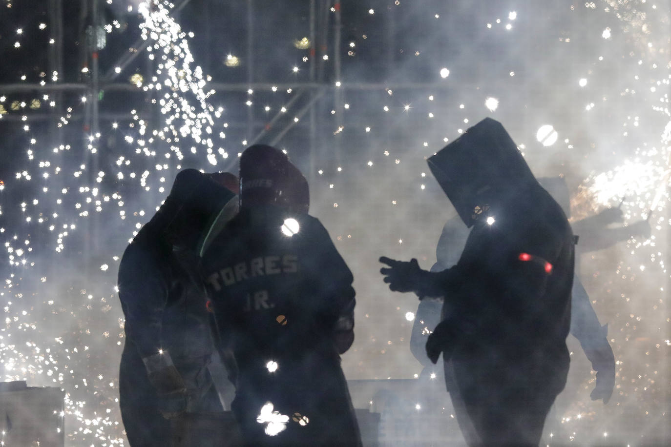 La Fallas 2022 han empezado. La Cordà ha llevado de nuevo la emoción e ilusión a la plaza del Ayuntamiento, que vuelve a ser la catedral de la pólvora. Con este espectáculo, se ha dado inicio a las fiestas josefinas, así como al extenso calendario pirotécnico que le espera a Valencia. 