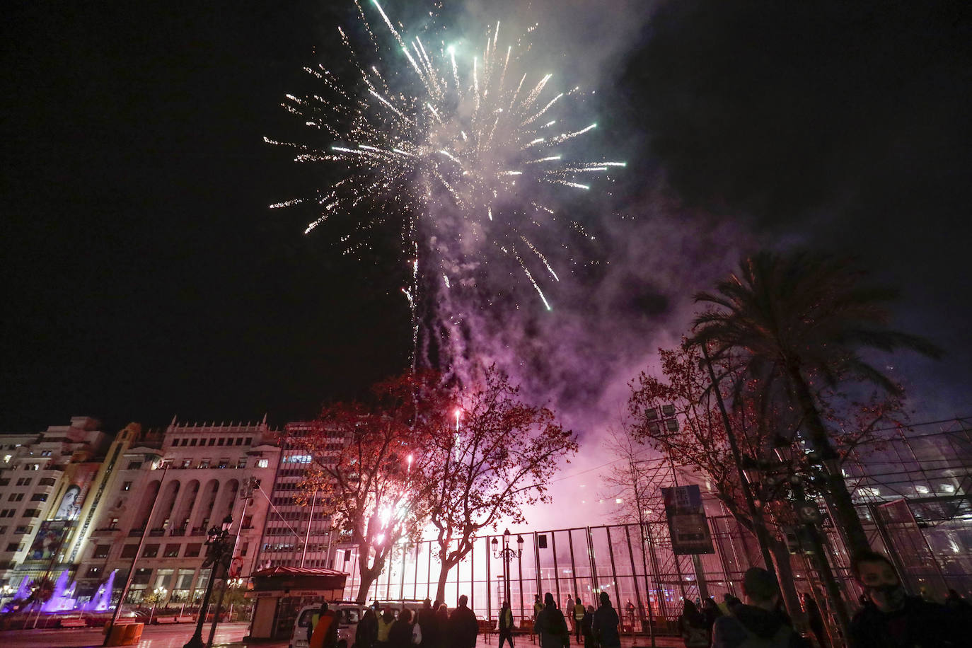 La Fallas 2022 han empezado. La Cordà ha llevado de nuevo la emoción e ilusión a la plaza del Ayuntamiento, que vuelve a ser la catedral de la pólvora. Con este espectáculo, se ha dado inicio a las fiestas josefinas, así como al extenso calendario pirotécnico que le espera a Valencia. 