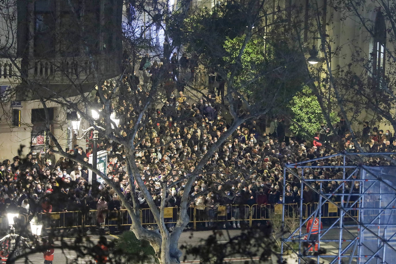 La Fallas 2022 han empezado. La Cordà ha llevado de nuevo la emoción e ilusión a la plaza del Ayuntamiento, que vuelve a ser la catedral de la pólvora. Con este espectáculo, se ha dado inicio a las fiestas josefinas, así como al extenso calendario pirotécnico que le espera a Valencia. 