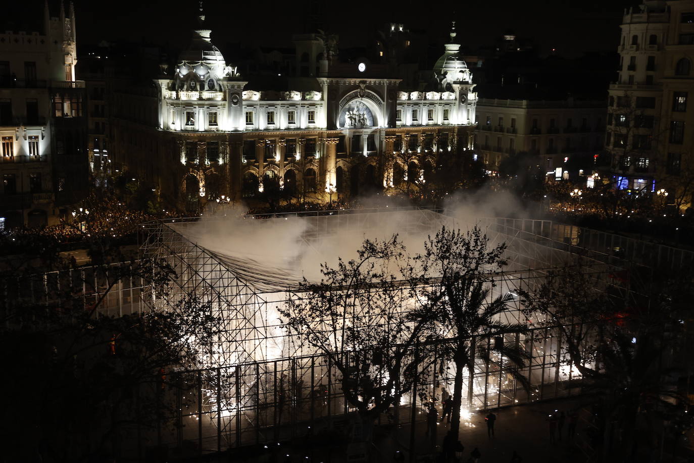 La Fallas 2022 han empezado. La Cordà ha llevado de nuevo la emoción e ilusión a la plaza del Ayuntamiento, que vuelve a ser la catedral de la pólvora. Con este espectáculo, se ha dado inicio a las fiestas josefinas, así como al extenso calendario pirotécnico que le espera a Valencia. 