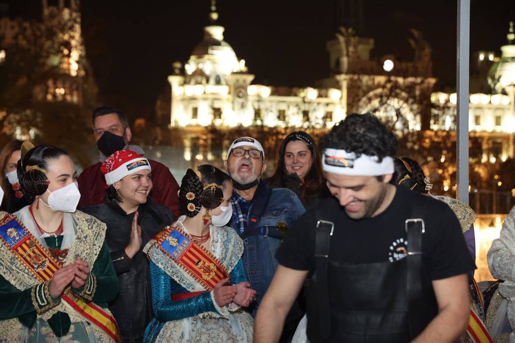 La Fallas 2022 han empezado. La Cordà ha llevado de nuevo la emoción e ilusión a la plaza del Ayuntamiento, que vuelve a ser la catedral de la pólvora. Con este espectáculo, se ha dado inicio a las fiestas josefinas, así como al extenso calendario pirotécnico que le espera a Valencia. 