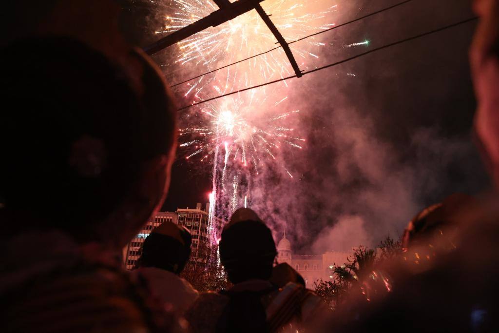 La Fallas 2022 han empezado. La Cordà ha llevado de nuevo la emoción e ilusión a la plaza del Ayuntamiento, que vuelve a ser la catedral de la pólvora. Con este espectáculo, se ha dado inicio a las fiestas josefinas, así como al extenso calendario pirotécnico que le espera a Valencia. 